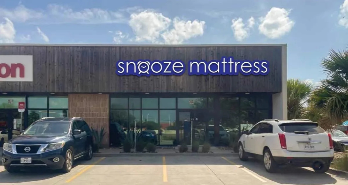 Fachada de la tienda Snooze Mattress Company en Brownsville, Texas